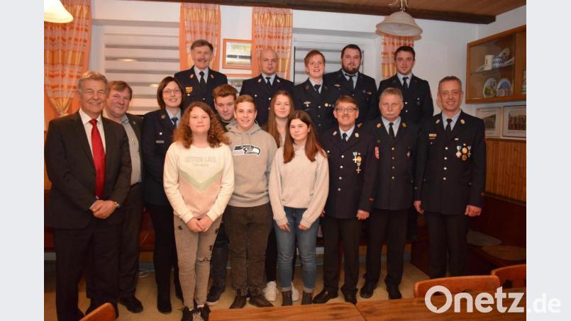 Die Jugendgruppe der Feuerwehr Losau-Schiltern hat die Prüfungen der Jugendflamme und den Wissenstest erfolgreich abgelegt. Dazu gratulierten die Führungskräfte der Feuerwehr, sowie Stellvertretender Landrat Joachim Hanisch und Dritter Bürgermeister Georg Schlögl. Bild: bnr