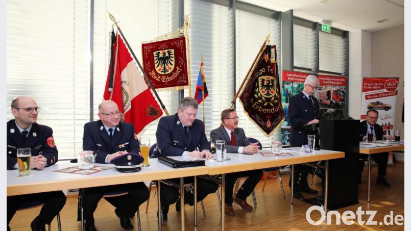 Traditionell hielt die Feuerwehr ihre Generalversammlung am Dreikönigstag ab. Auf dem Bild Bürgermeister Hans Donko (vierter von links) mit (von links) zweiten Vorsitzenden Tobias Bollmann, zweiten Kommandanten Wolfgang Gruber, Kommandanten Bernhard Schmidt, Vorsitzenden Albert Bollmann und Kassier Alexander Donenko. Bild: JOCHEN NEUMANN 
ERBENDORF