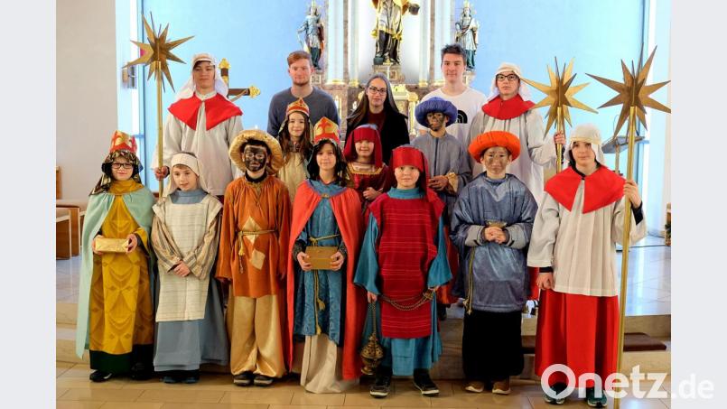 Die Sternsinger bereiten sich auf die Aussendung vor. Bild: zer