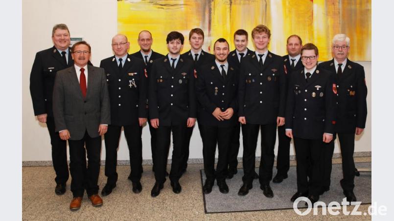 (von links) Kommandant Bernhard Schmidt, Bürgermeister Hans Donko und (von rechts) Vorsitzender Albert Vollath, Schriftführer Benjamin Schlicht und Jugendwart Roland Kaiser mit den Neuaufnahmen und den für langjährige Dienstzeiten ausgezeichneten Feuerwehrkameraden (von links) Tobias Wenning, Clemens Koller, Thomas Schultes, Julian Müller Lukas Schmidt und Maximilian Schultes. Bild: JOCHEN NEUMANN 
ERBENDORF