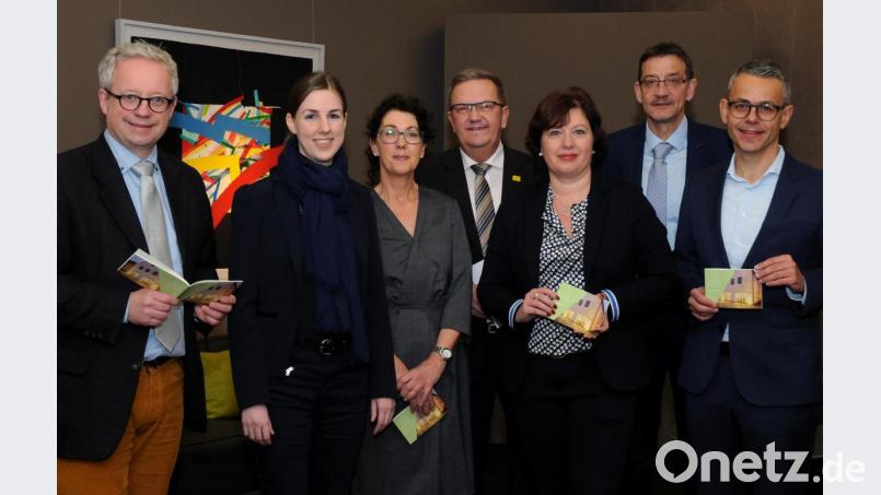 Sie stehen für starke Kunst in Amberg (von links): Kulturreferent Fabian Kern, Museumsleiterin Julia Riß, Kuratorin Michaela Grammer, Bürgermeister Martin Preuß, Sabine Seberak (Sparda-Bank Amberg), Kulturamtsleiter Reiner Volkert sowie Michael Gruber (Sparda-Bank Ostbayern) Bild: Stephan Huber