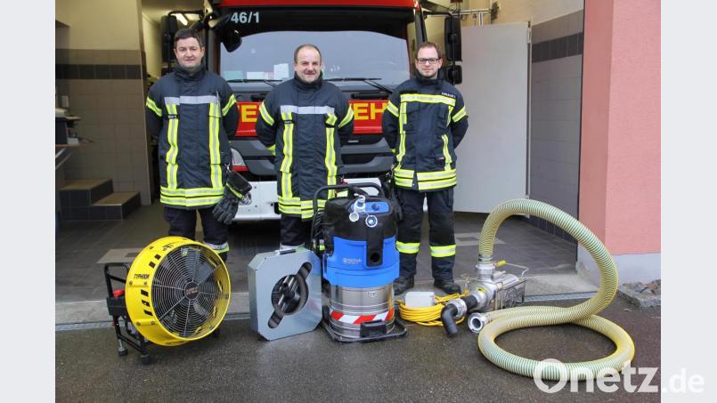 Um künftig Überflutungen im häuslichen Bereich besser begegnen zu können, schaffte die Gemeinde eine leistungsfähige Tauchpumpe (rechts) und einen Pumpsauger an. Beide Geräte sind bei der Niedermuracher Feuerwehr stationiert. Aus der Vereinskasse wurde ein Drucklüfter (links) finanziert. Bild: boj