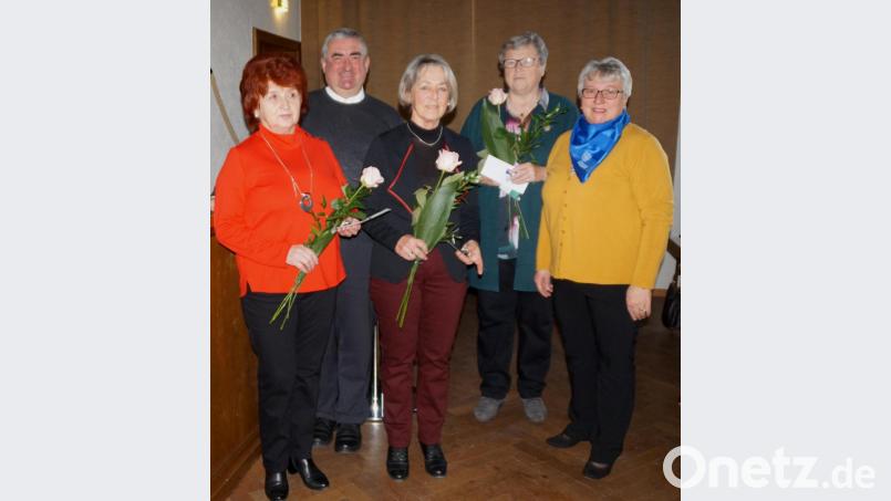 Die Vorsitzende Angelika Vogl (rechts) begrüßte gemeinsam mit Dekan Alfons Kaufmann Rosina Ederer, Christina Graf, Margaretha Landgraf (von rechts) sowie Eva Zwack (nicht im Bild), als neue Mitglieder. Bild: weu