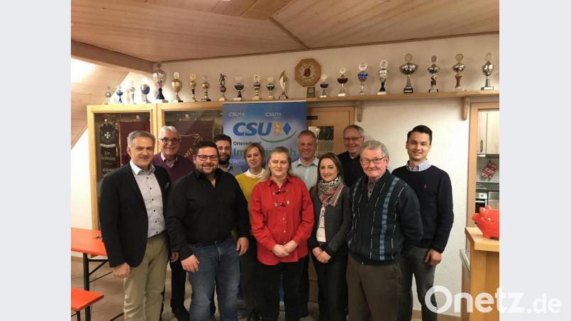 Die Immenreuther CSU ehrte langjährige Mitglieder: (von links) Landratskandidat Roland Grillmeier, Zweiter Bürgermeister Josef Hecht, Bürgermeister-Kandidat Thomas Kaufmann, Bernhard Schmid, Melanie Söllner, Pia-Anke Kraft, Matthias Melzner, Christine König, Ortsvorsitzender Lothar Porst, Reinhard Hermann und Kreisrat Bernhard Söllner. Bild: bkr