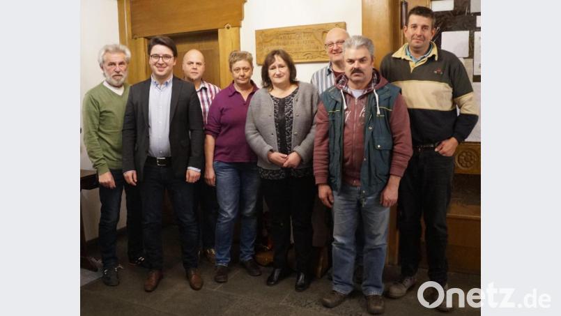 Die SPD Schönsee geht mit engagierten Kandidatinnen und Kandidaten in das Rennen um die Stadtratsmandate. Josef Fleißer (zweiter von rechts) führt die Liste an. MdB Marianne Schieder (vierte von rechts) leitete die Wahl, SPD-Kreisvorsitzender und Landratskandidat Peter Wein (zweiter von links) sowie Kreisrat Josef Biebl (links) sprach ein Grußwort. Bild: weu