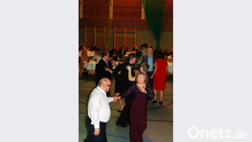 Die wenigen Gäste, die 2019 zum Ball der Stadt Kemnath gekommen waren, hatten auf der Tanzfläche ihren Spaß, denn Platz war genug. Weil zu der Veranstaltung vergangenes Jahr zu wenige Besucher in der Mehrzweckhalle waren, lässt Armin Schinner den Ball für heuer ausfallen. Archivbild: stg