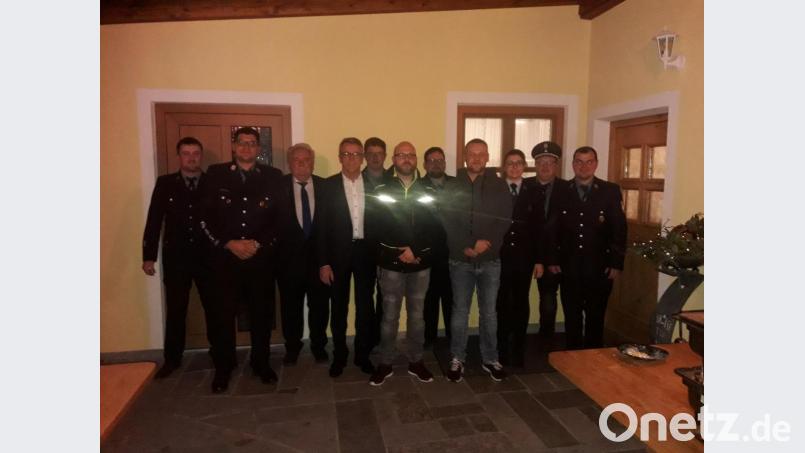 Die Führungsmannschaft der Feuerwehr Lengenfeld mit Ehrengästen und den Neuaufnahmen (von links): Schriftführer Peter Kraus, Kommandant Michael Bauer, Zweiter Bürgermeister Peter Gold, Bürgermeister Franz Stahl, Zweiter Kommandant Josef Konrad jun., Patrick Trißl, Kassier Josef Trißl, Christian Zant, Jugendwart Verena Kipferl, Vorsitzender Wolfgang Stangl und Zweiter Vorsitzender Rupert Gruber jun. Bild: exb