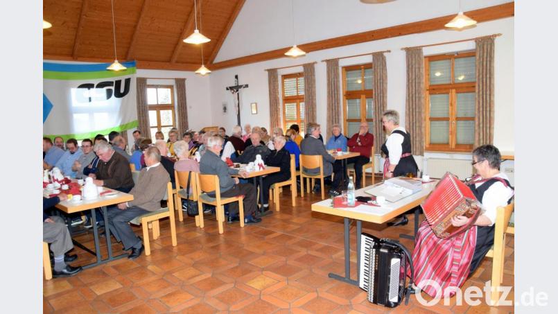 Die Seebauer Moidl unterhielten mit Musik, Geschichten und Witzen im Pfarrheim beim Seniorennachmittag. Bild: Picasa