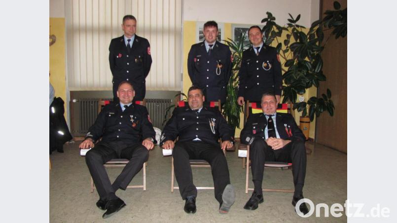 Vorsitzender Richard Kammerer, Kommandant Siegfried Janner und Zweiter Vorsitzender Harald Dobner (von links) bekommen für ihren &quot;Ruhestand&quot; Liegestühle in den Farben der Feuerwehrautos mit ihrem Namen geschenkt. Aber sie bleiben der Feuerwehr als aktive Feuerwehrmänner erhalten. Bild: sei