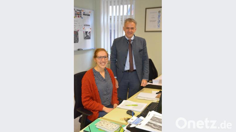 Die neue Projektmanagerin der Öko-Modellregion, Lisa Hertel, mit Vorsitzendem Roland Grillmeier. Bild: Benkhardt