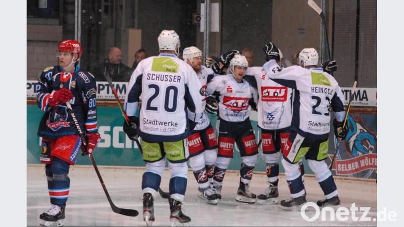 Zum Auftakt der Meisterrunde steigt das fünfte Derby in dieser Saison zwischen den Blue Devils und den Selber Wölfen. Bisher hatten die Weidener (weiße Trikots) etwas mehr Grund zum Jubeln, mit 7:5 Punkten ist die Bilanz positiv. Die Blue Devils gewannen die beiden Heimspiele (4:2 und 5:4), verloren aber zwei Mal in Selb (2:3 n. V. und 2:6). Bild: gb