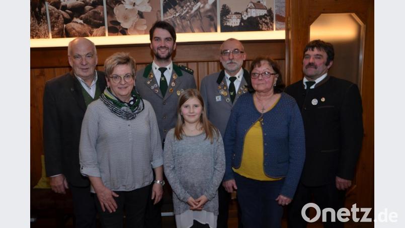 Gerlinde Köppl, Leonie Maier und Therese Thomas (vorne von links nach rechts) wurden bei der Jahreshauptversammlung für ihre langjährige Treue geehrt. Schützenmeister Thomas Eiberweiser (Dritter von links) und dessen Stellvertreter Josef Herrmann (Dritter von rechts) zeichneten sie mit der Vereinsehrennadel aus. Stellvertretender Gauschützenmeister Josef Bäumler (rechts) und dritter Bürgermeister Johann Gollwitzer (links) gratulierten dazu. Bild: dob