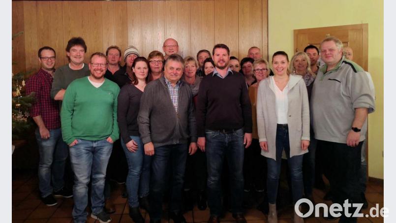 Bürgermeisterkandidat Hans-Jürgen Flierl (Dritter von rechts) führt die Kandidatenliste der FWG Trisching an. Bild: ral