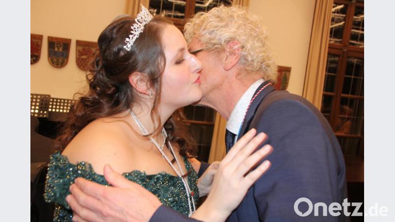 Den Sessions-Orden das Fastnachtsverbandes Franken erhielt Landrat Wolfgang Lippert von Tirschenreuths Prinzessin Sarah I. Natürlich gab es dazu das obligate Bussi. Bild: kro
