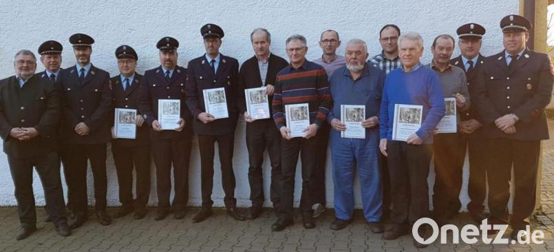 Bürgermeister Armin Schärtl, erster Vorsitzender Josef Irlbacher, zweiter Vorsitzender Stephan Haberl, Simon Karl, Christian Hofstetter, Peter Duschner, Johann Müller, Karl Bauer, Andreas Bauer, Michael Maier, Johann Süß, Alois Richthammer, Georg Kirchhofer, erster Kommandant Reinhard Herrmann und zweiter Kommandant Martin Süß feiern die langjährige Mitgliedschaft von 15 Feuerwehrlern. Bild: FFW Neusath/exb