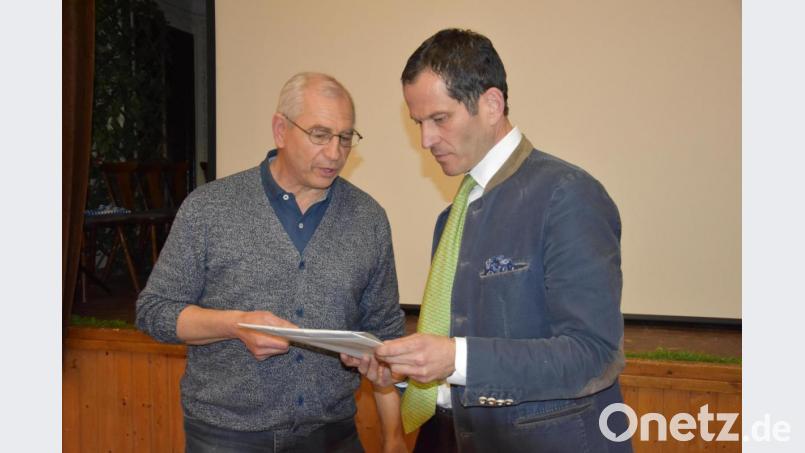 Albert Rupprecht diskutiert mit Zuschauern im Postkellersaal über den Süd-Ost-Link. Bild: Beate-Josefine Luber