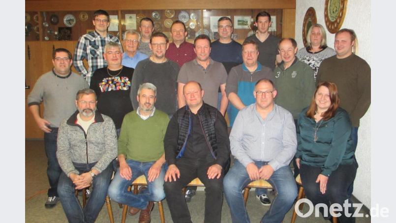 Die Freie Wählergemeinschaft (FWG) Wölsendorf nominierte in der Aufstellungsversammlung im Gasthaus Lorenz ihre Kandidaten für den Gemeinderat Schwarzach. Joachim Schießl (Mitte sitzend) führt die Liste an. Auf den weiteren Platzen folgen Martin Hösl (links daneben), Gerhard Ebensberger (rechts daneben), Robert Braun (links) und Sandra Baumer (rechts). Bild: ohr