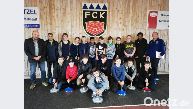 Jugendbeauftragter Stockschützen Klaus Horn (Zweiter von links), Schulleiter Günther Paul (links) und Heinrich Grünbauer (rechts) haben ebenso viel Spaß wie die Schüler. Bild: gmü