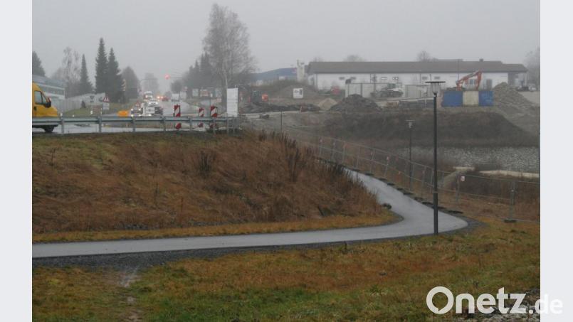 Vorrangig laufen heuer Detailplanungen für die Waldershofer Ortsumgehung. Mitte des Jahres sollen die Arbeiten zum Bau einer Unterführung des Fuß- und Radwegs beim Kreisverkehr (Bild) starten. Bild: fpoz