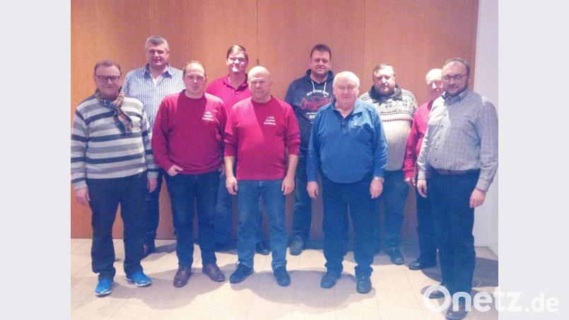 Verantwortung im Vorstand des FCN-Fanclubs übernehmen mit Karl-Heinz Hilburger (Fünfter von links) nunmehr Franz Kaas, Stefan Reichenberger und Rudolf Grundler junior (von links). Bild: fjo