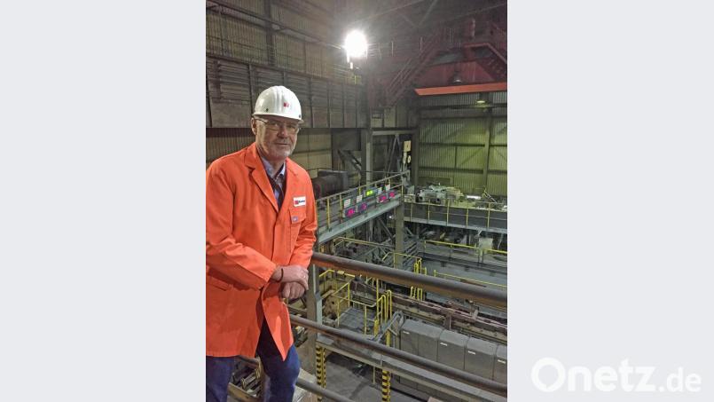 Karl-Heinz König freute sich bei der Werksbesichtigung im Stahlwerk Bous über den guten Zustand der Stranggussanlage S 32, die früher das Herzstück der Maxhütte bildete. Bild: exb