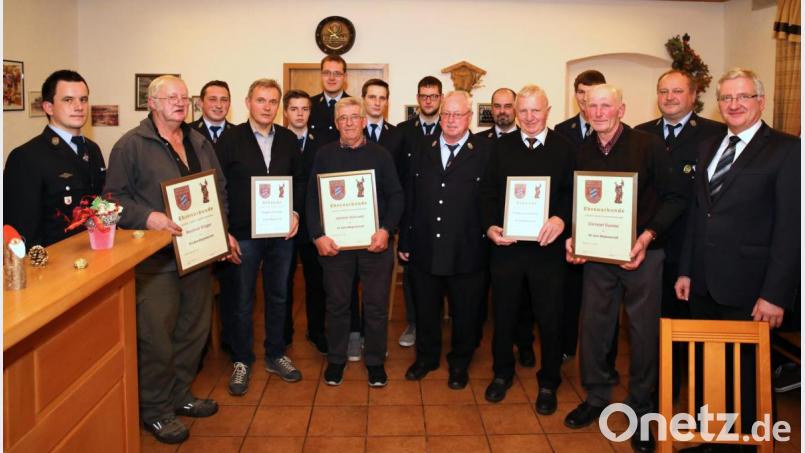 Für langjährige Mitgliedschaft zeichnete die Feuerwehr Wetzldorf (erste Reihe, von links) Manfred Ringer, Siegfried Tretter, Johann Schraml, Ferdinand Schieder und Christof Dumler aus. Mit auf dem Bild: Zweiter Bürgermeister Johannes Reger (rechts), Zweiter Vorsitzender Franz Wenning, Zweiter Kommandant Manuel Köllner (links), Kommandant Rudi Schinner und Vorsitzender Willi Kraus (Vierter von links, erste Reihe) mit den beförderten und ausgezeichneten Aktiven (Zweite Reihe, ab Dritter von links) Markus Pöllmann, Stefan Wenning, Nicolas Haberkorn, Nico Haberkorn, Werner Schraml und Daniel Meierhöfer. Bild: JOCHEN NEUMANN 
ERBENDORF