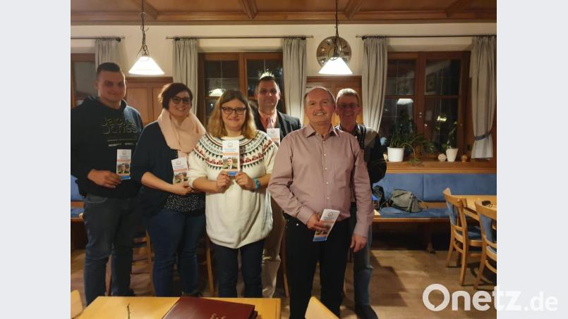 Erstmals tritt das neue Bündnis Zukunft Ammerthal zur Kommunalwahl an. Angeführt wird die Riege der Gemeinderatsbewerber vom Vorsitzenden Stefan Anderle (Dritter von rechts), der zudem das Bürgermeistermandat im Visier hat. Bild: exb