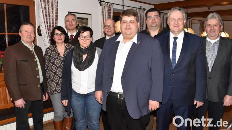 Zur offiziellen Gratulationscour versammelt sind (von links) CSU-Fraktionssprecher Werner Englhard, SPD-Fraktionssprecherin Elke Pirner, Landtagsabgeordneter Harald Schwartz, Dehlings Freundin Christiane, Pfarrer Thomas Schertel, Jubilar Dieter Dehling, BJV-Kreisvorsitzender Stefan Frank, Landrat Richard Reisinger und UWG-Fraktionssprecher Hans Pirner. Bild: no
