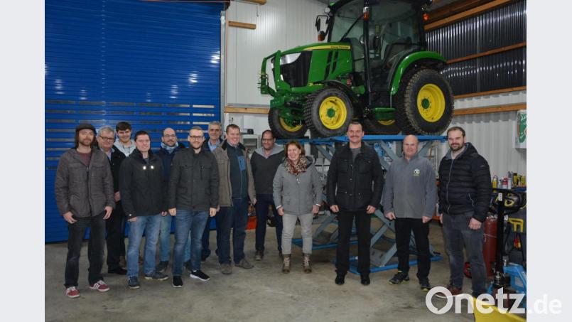 Klaus und Manfred Schwägerl (von rechts) führten die Mitglieder des CSU-Ortsverbandes Leonberg durch die Hallen- und Ausstellungsräume. Bürgermeisterkandidat Max Ernstberger (Dritter von rechts) und Ortsvorsitzender Max Zintl (Fünfter von rechts) dankten für die informative Führung und gratulierten zur gelungenen Geschäftsübergabe. Bild: jr