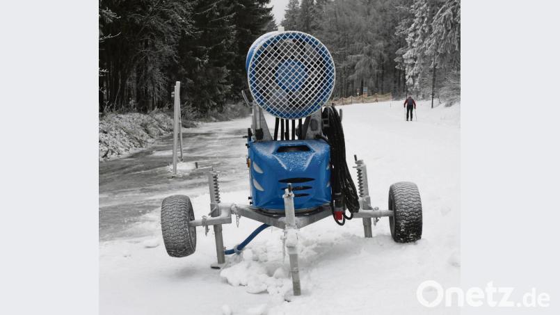 Nur ein dünnes Schneedeckchen gibt’s auf der Silberhütte. Langlaufen ist derzeit nur auf etwa 1000 Metern möglich. Die Schneekanonen warten auf knackig kalte Temperaturen. Auf dem Rotbühlsender bei Hirschau ist die Lage ähnlich. Bild: Gabi Schönberger