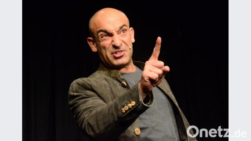 &quot;Früher hatte die Welt Angst vor Deutschland, heute lacht sie über uns.&quot;: Django Asül begeistert mit seinem &quot;Rückspiegel 2019&quot;-Programm in der Max-Reger-Halle Bild: Kunz