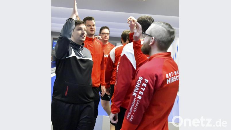 Abklatschen vor dem Spiel: Die Kegler von Rot-Weiss Hirschau mit Kapitän Bastian Baumer (links). Bild: Ziegler