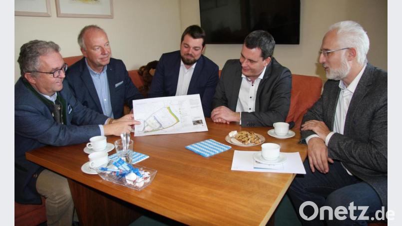 Thema beim Treffen im Wiesauer Rathaus waren auch die Pläne der Schott AG Mitterteich. Im Bild (von links) Bürgermeister Toni Dutz, IHK-Gremium-Vorsitzender Bernd Fürbringer, Ludwig Bundscherer (Communication-Manager bei der Schott AG), IHK-Geschäftsführer Florian Rieder und Thomas Weiß, Geschäftsführer im Rathaus. Bild: wro
