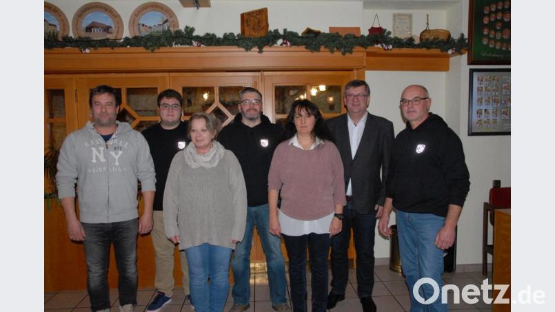 Der neue Vorstand (von links): Sportleiter Alain Tirolf (neu), stellvertretender Sportleiter Fabian Simon, Schriftführerin Claudia Schweiger (neu), 2. Vorsitzender Christian Dietrich, Kassier Carolin Gerber, Bürgermeister Peter Braun und Vorsitzender Theo Fochtner. Bild: pop