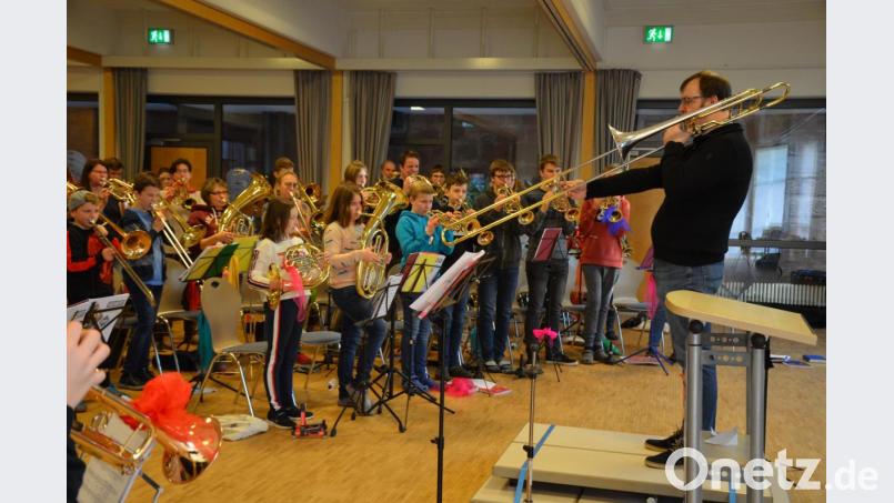 Der Profiposaunist Thomas Lux aus München ist zwei Tage auf Burg Wernfels dabei und hat in großer Runde und auch in Einzelstunden den Bläsern der drei verschiedenen Leistungsstufen wertvolle technische und musikalische Tipps gegeben. Bild: amü