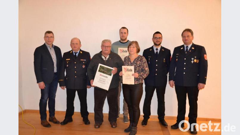 Den Geehrten gratulierten Bürgermeister Hermann Ach und Kreisbrandinspektor Martin Weig (von links) sowie Kommandant Peter Hartinger und Vorsitzender Kilian Völkl (von rechts). Bild: gi