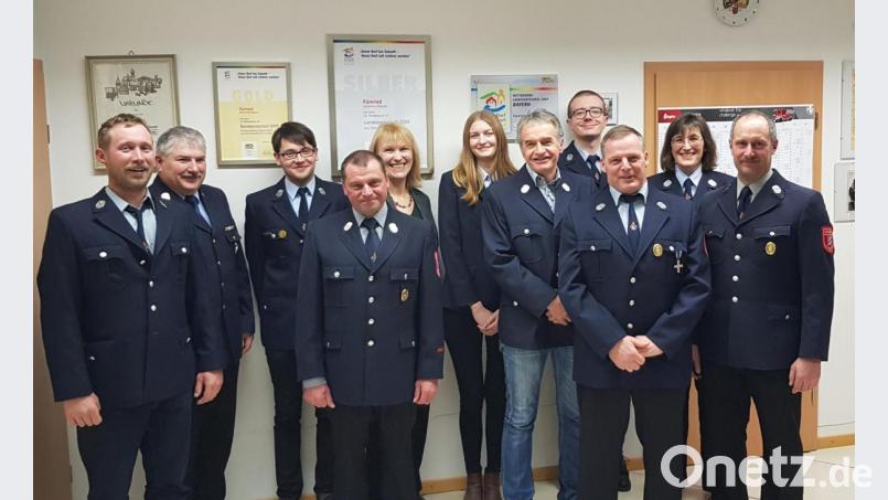 Der Vorstand der Feuerwehr Fürnried mit Kreisbrandinspektor Hans Sperber (Zweiter von links) und Bürgermeisterin Brigitte Bachmann (Fünfte von links). Bild: exb