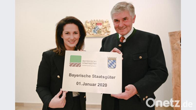 Staatsministerin Michaela Kaniber und Geschäftsführer Hermann Lindermayer. Bild: exb