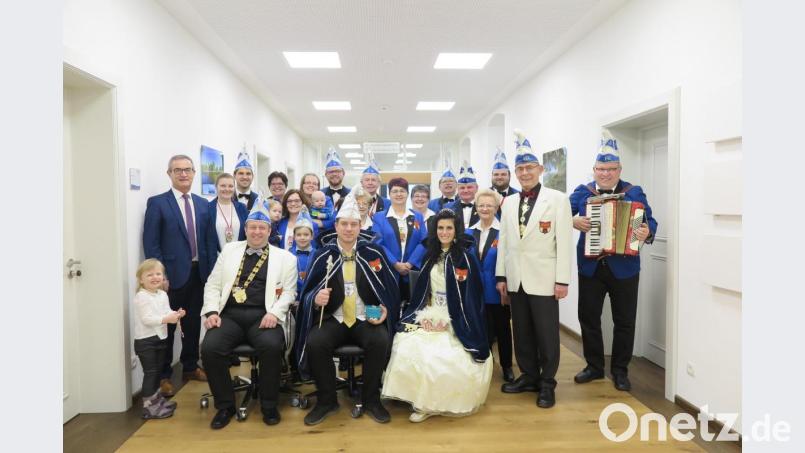 Gute Miene zum „bösen“ Spiel machte Bürgermeister Werner Nickl (links) beim Sturm des FCC auf das Kemnather Rathaus. Präsident Ronald Ott, Prinz Michael IV., Prinzessin Christina I. und Ehrenpräsident Guntram Lauber (vorne von links) freuten sich über den gelungenen „Staatsakt“. Musikant Bertram Dürrschmidt (rechts) sorgte für zünftige Stimmung. Bild: jzk