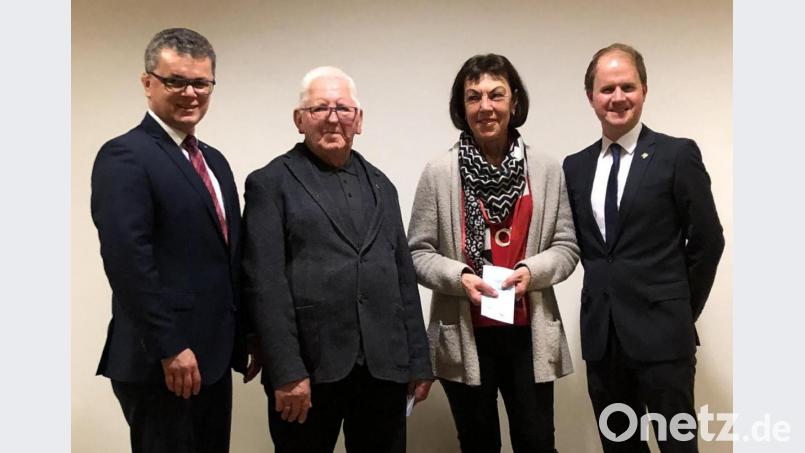 Bürgermeister Martin Birner (links) und Pfarrer Stefan Wagner (rechts) überreichten die Ehrenamtskarten an Rudolf Schmid (Zweiter von links) und Helga Reimer (Zweite von rechts). Bild: sns