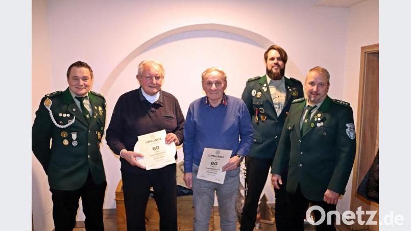 Die Speckbachpelzer Michelfeld ehren treue Mitglieder (von links): Schützenmeister Josef Diertl, Erwin Lindner, Erich Hofmann, Johannes Lindner jun. und Alexander Kroher. Bild: jma