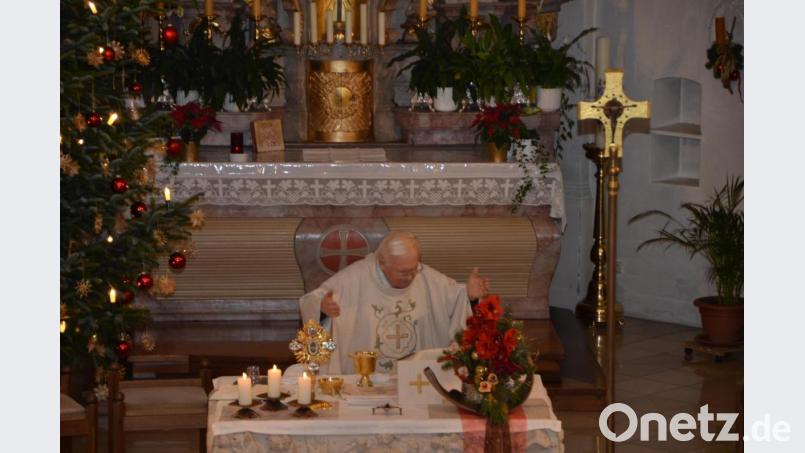 Pfarrer Gerhard Schmidt feierte mit den Gläubigen zum Kirchenpatrozinium in der noch weihnachtlich geschmückten St. Erhard Kirche einen Festgottesdienst. Bild: dob