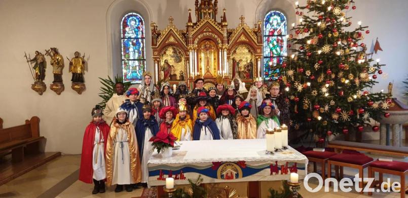 Sternsinger aus Schönkirch und Plößberg stellten sich nach der Aussendung in Schönkirch zum Erinnerungsfoto mit Pfarrvikar Florent Mukalay Mukuba (hinten links). Ein weiterer Teil der Sternsinger wurde beim Gottesdienst mit Pfarrer Thomas Thiermann am Dreikönigstag in der Pfarrkirche in Plößberg ausgesandt. Bild: flt