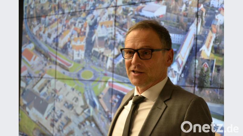 Bürgermeister Bernd Sommer vor der Bildschirmwand mit der Visualsierung der verlegten Bundesstraße auf der früheren Bahnlinie. Bild: pz