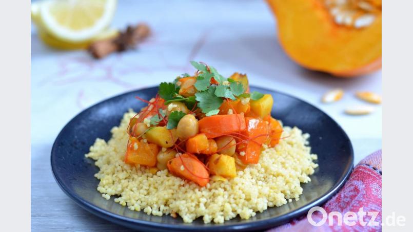 Mit Kürbis und Kichererbsen macht das Couscous-Gericht richtig lange satt. Dank Sternanis und Zimtstangen schmeckt es winterlich. Bild: Julia Uehren/www.loeffelgenuss.de/dpa-mag