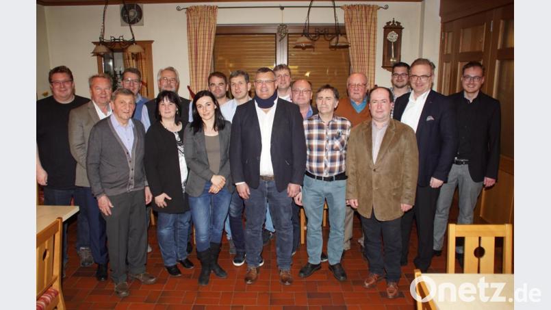 Das gewählte Führungsteam des CSU-Ortsverbandes mit Vorsitzendem Norbert Veitenhansl (vorne) und den Delegierten sowie dem Ehrenvorsitzenden Josef Irlbacher (Zweiter von links), Europawahl-Kandidat Tobias Ehrenfried sowie MdL Alexander Flierl (von rechts). Bild: mmj