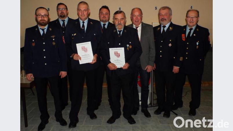 Bei den Ehrungen (von links): 2. Vorsitzender Sebastian Gassner, Kommandant Alwin Holzner, Hans Hofmann jun., Vorsitzender Christopher Richter, Hans Horst, Bürgermeister Roland Strehl, Kreisbrandrat Fredi Weiß und Kreisbrandinspektor Hubert Blödt. Bild: e