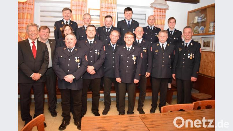 Die Feuerwehr Losau-Schiltern ehrte zehn Feuerwehrmänner für ihre 25-jährige und 40-jährige aktive Dienstzeit mit den Ehrenkreuzen in Gold und Silber. Die staatliche Auszeichnung überreichten die Feuerwehrführungskräfte des Landkreises zusammen mit stellvertretendem Landrat Joachim Hansich (links) und Drittem Bürgermeister Georg Schlögl (Zweiter von links). Bild: bnr