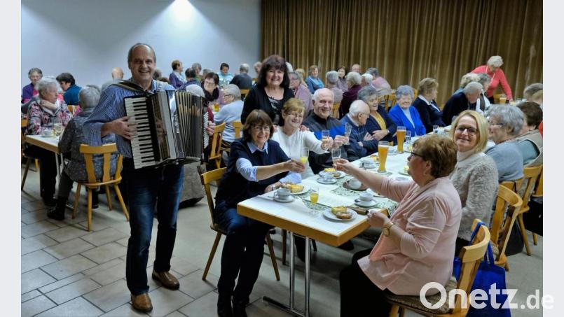 Der Harmonika-Franz spielt beim Seniorennachmittag zünftig auf. Bild: twi