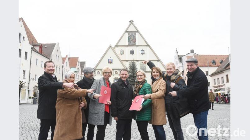 Der SPD-Stadtverband Weiden reicht am Freitag seine Wahlunterlagen ein. Dabei unterstützen alle, insbesondere Bundestaqsabgeordneter Uli Grötsch (links) und Landtagsabgeordnete Annette Karl (Dritte von rechts) den OB-Kandidaten Jens Meyer (Fünfter von links). Und dieser wiederum wirbt für alle anderen Stadtratskandidaten auf der Liste der Genossen. Bild: Gabi Schönberger